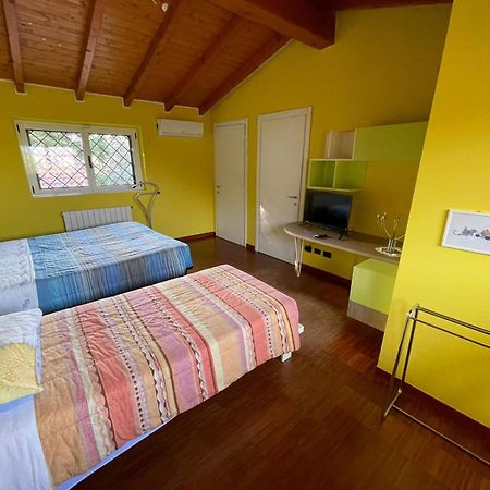 Lussuosa Villa Vicino Alla Stazione Caronno Pertusella Eksteriør bilde