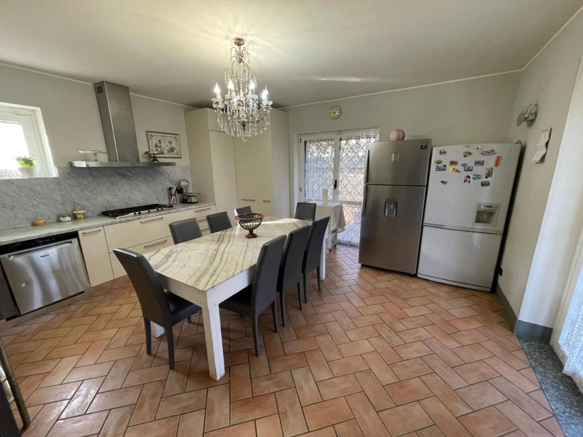 Lussuosa Villa Vicino Alla Stazione Caronno Pertusella Eksteriør bilde