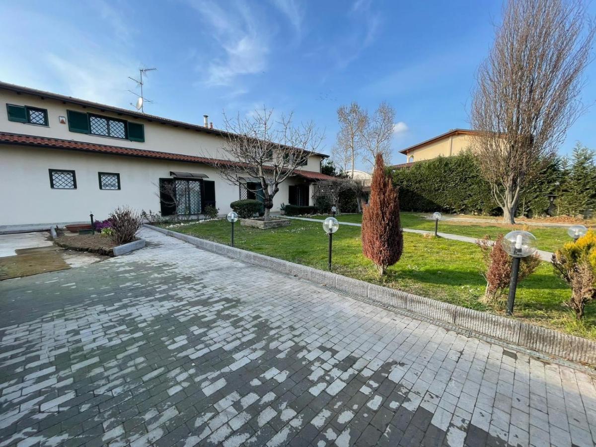 Lussuosa Villa Vicino Alla Stazione Caronno Pertusella Eksteriør bilde